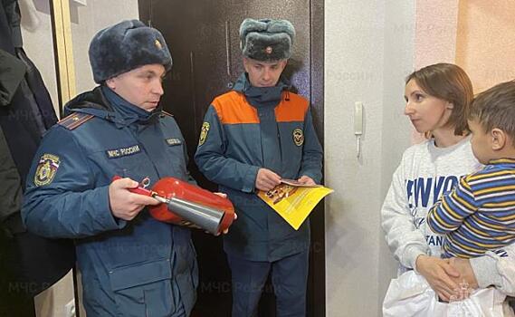 В Курске многодетным семьям вручили огнетушители