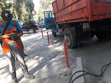 Мэрия убрала незаконные ограждения парковок по улице Раззакова