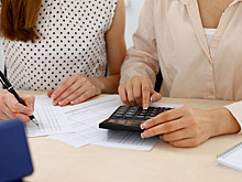 Эксперты рассказали о плюсах и минусах совместного счёта в банке