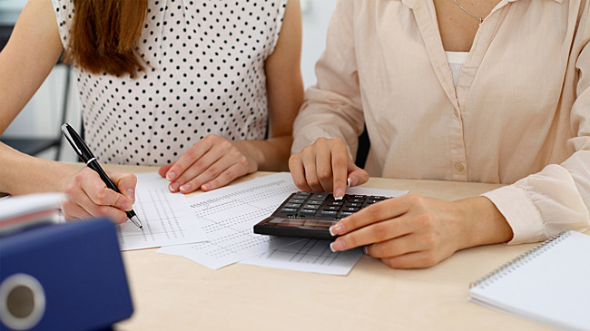 Эксперты рассказали о плюсах и минусах совместного счёта в банке