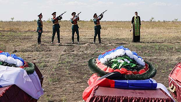 Сестра не вернувшегося с СВО маньяка дала клятву на могиле брата