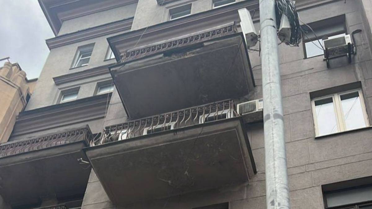 Женщина пострадала от обрушения облицовки балкона на Проспекте Мира