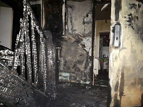 Пожарным Бодайбо пришлось вскрыть двери, чтобы спасти людей из горящего дома