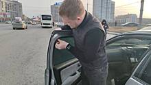 Инспекторы ГИБДД будут лишать водителей прав за ветровики на стеклах автомобиля