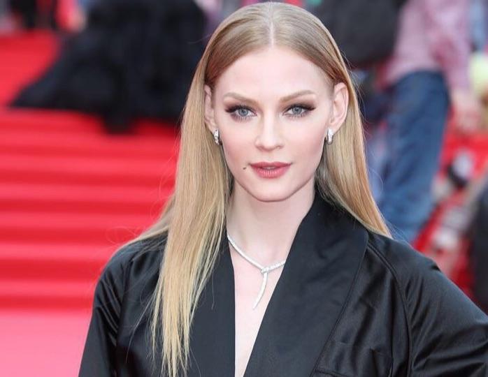 Желіде жетілген әйелдердің фистингін көру