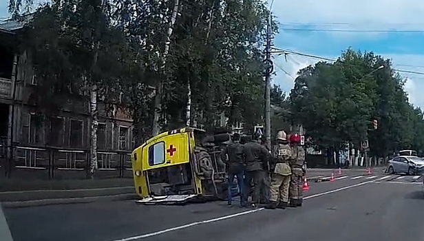 Опубликовано видео с места ДТП с реанимобилем в Вологде, где пострадали пять человек