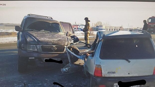 Малолитражка и китайский джип не поделили трассу в Саратовской области