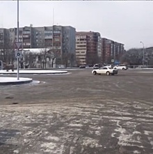 Дрифт на льду средь бела дня устроил автомобилист в Уссурийске — видео
