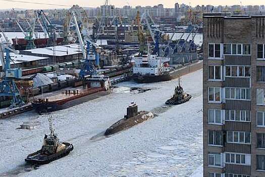 В Петербурге отбуксировали на стоянку зажатый во льдах сухогруз