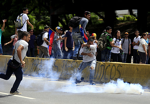 В Венесуэле автомобиль сбил помогавшего активистам медика