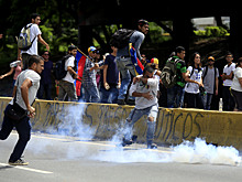 В Венесуэле автомобиль сбил помогавшего активистам медика