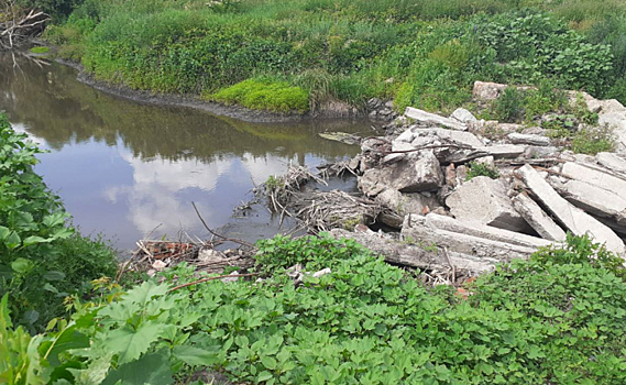 Руcло реки Оскол в Мантуровском районе Курской области завалили бетонными плитами