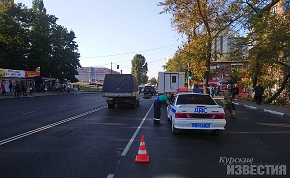 В Курске напротив политеха мужчина на мопеде въехал в грузовик и пробил себе голову