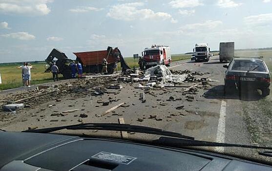 Под Курском произошла крупная авария: столкнулись фура и "КАМАЗ"