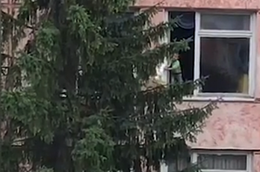 В Белгороде засняли на видео, как ребенок едва не выпал из окна