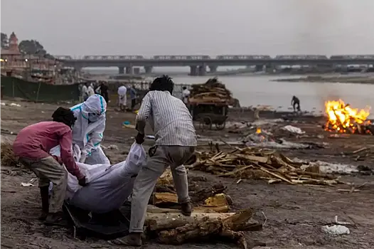 Десятки трупов обнаружили в священной реке в Индии