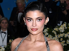 Кайли Дженнер опубликовала фото в откровенном платье