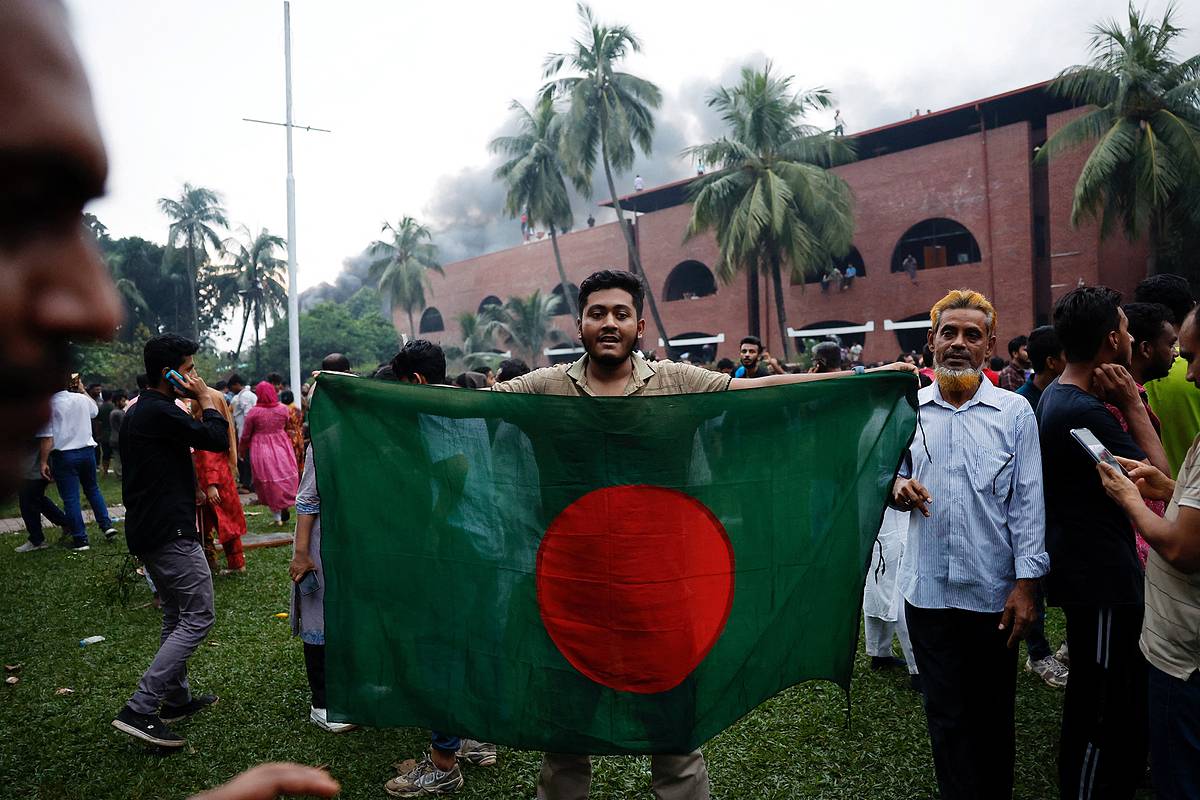 Евросоюз фактически признал смену власти в Бангладеш