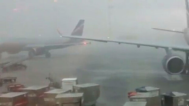 Пассажирский самолет готовится к вылету в ураган: видео
