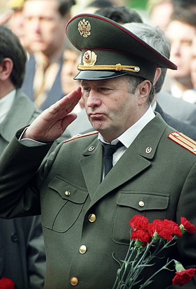 Лидер ЛДПР Владимир Жириновский во время возложения венков к могиле Неизвестного солдата, 1995 год