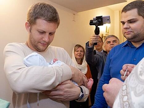 Борис Корчевников опубликовал фото с младенцем