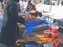 В Энгельсе процветает несанкционированная торговля продуктами питания на улице