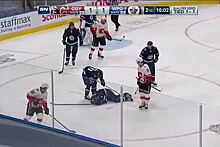 Игрок НХЛ получил шайбой по лицу и залил лед кровью