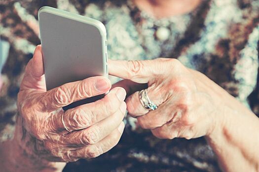 Пожилые москвичи отдали якобы попавшим в беду родственникам почти 90 млн рублей. В прокуратуре рассказали, как распознать мошенников