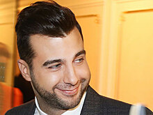 Ургант высмеял заклеенные стикерами изображения обнаженных женщин в Екатеринбурге