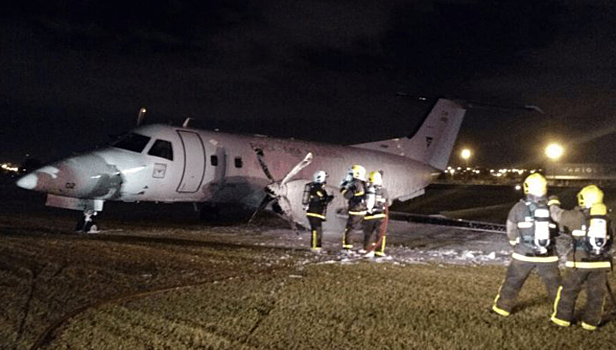 В Рио-де-Жанейро два человека погибли при крушении самолета около базы ВВС