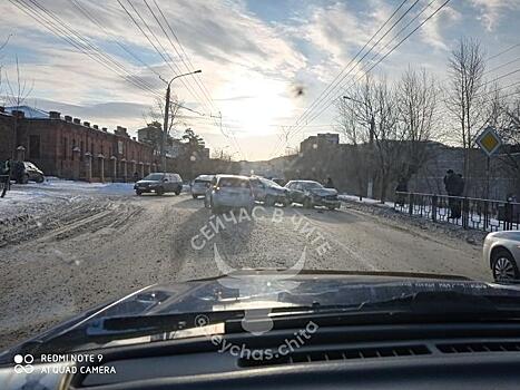 Subaru и Toyota столкнулись на перекрёстке в Чите