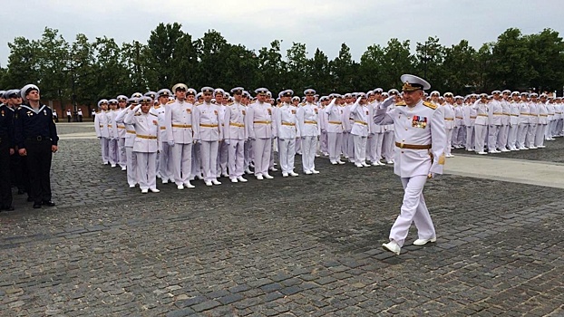 Выпускникам военно-морских вузов Петербурга вручат офицерские погоны, кортики и дипломы
