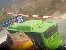 Водитель автобуса чудом пережил столкновение с поездом
