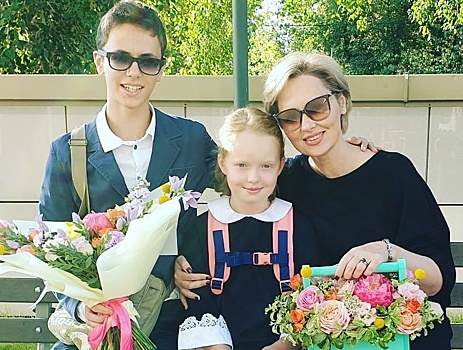 Елена Ксенофонтова показала, как развлекает детей на каникулах