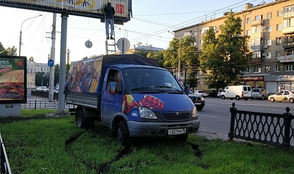В Воронеже на 5 тысяч рублей оштрафовали водителя «ГАЗели», разворотившего свежий газон