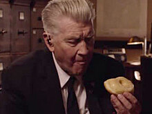 Дэвид Линч съел пончик в новом тизере продолжения «Твин Пикса»