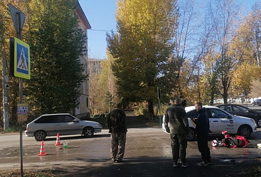 В Омске на переходе машина сбила коляску с ребенком