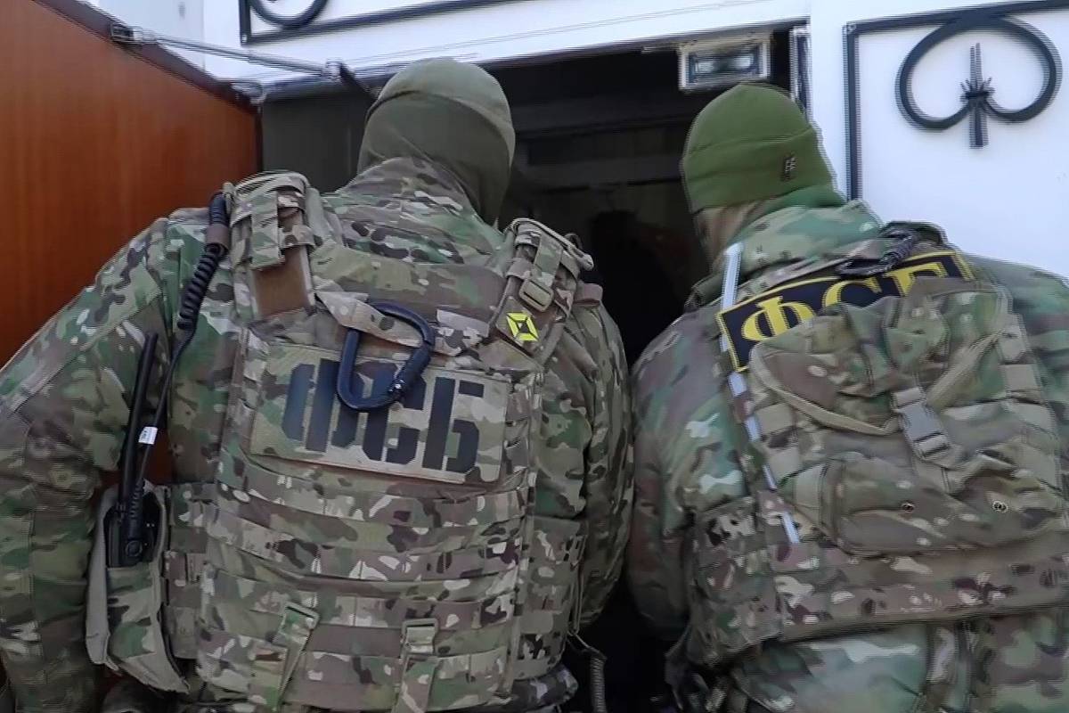 ФСБ задержала двух мигрантов в нарколаборатории с полутонной прекурсоров