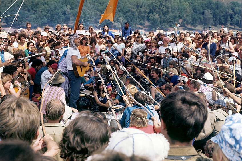 Выступление авторов и исполнителей туристской песни во время проведения X Всесоюзного фестиваля туристской песни, 1977 год