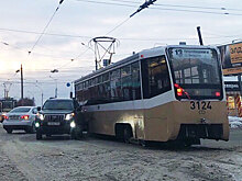 Toyota Land Cruiser проиграл в споре трамваю №13