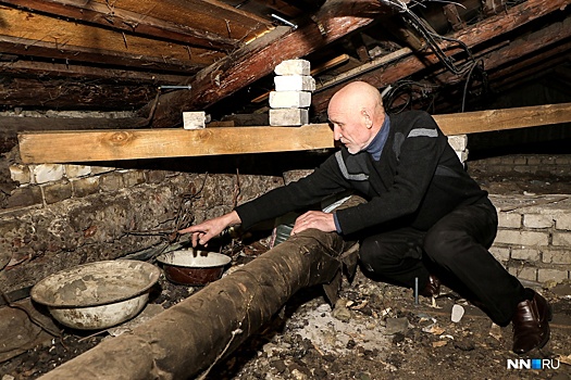 Крышу на Ильинке зачистили от снега до дыр