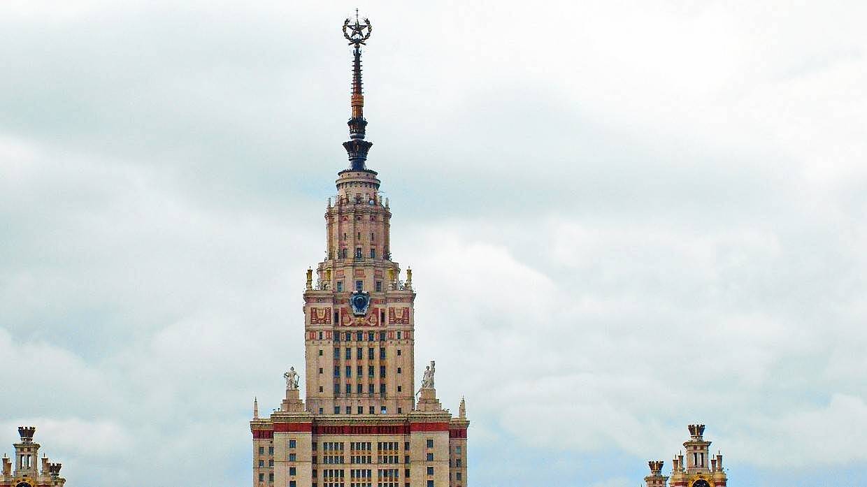 Родители девятилетней студентки МГУ не могут получить от