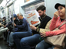 Антиобложки для книг, от которых у пассажиров метро отвисли челюсти