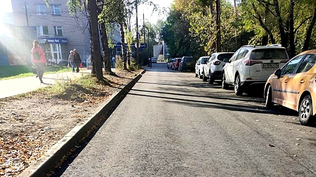 У городской поликлиники № 4 завершён ямочный ремонт