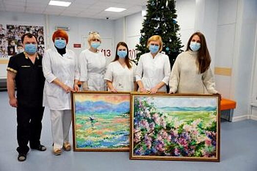 Больнице в Малой Сосновке подарили картины Екатерины Никаноровой