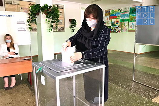 Луиза Алиханова посетила избирательный участок в СОШ № 46 Махачкалы