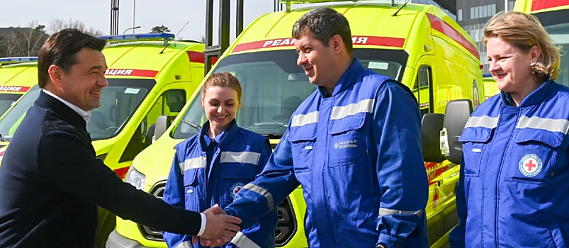 Андрей Воробьев передал ключ от новой машины красногорской станции скорой помощи