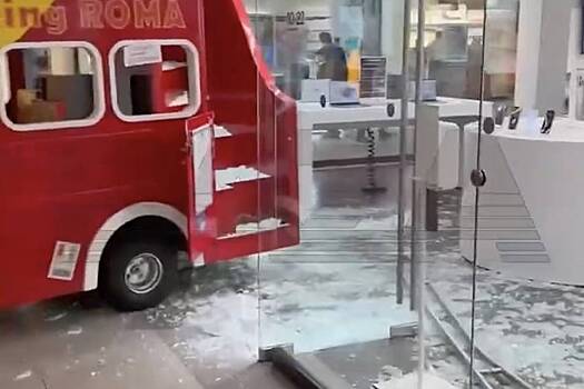 Школьники в подмосковном ТЦ протаранили витрину