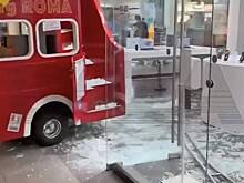 Школьники в подмосковном ТЦ протаранили витрину
