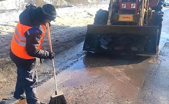 В Железногорске Курской области на улице Мира начался ямочный ремонт